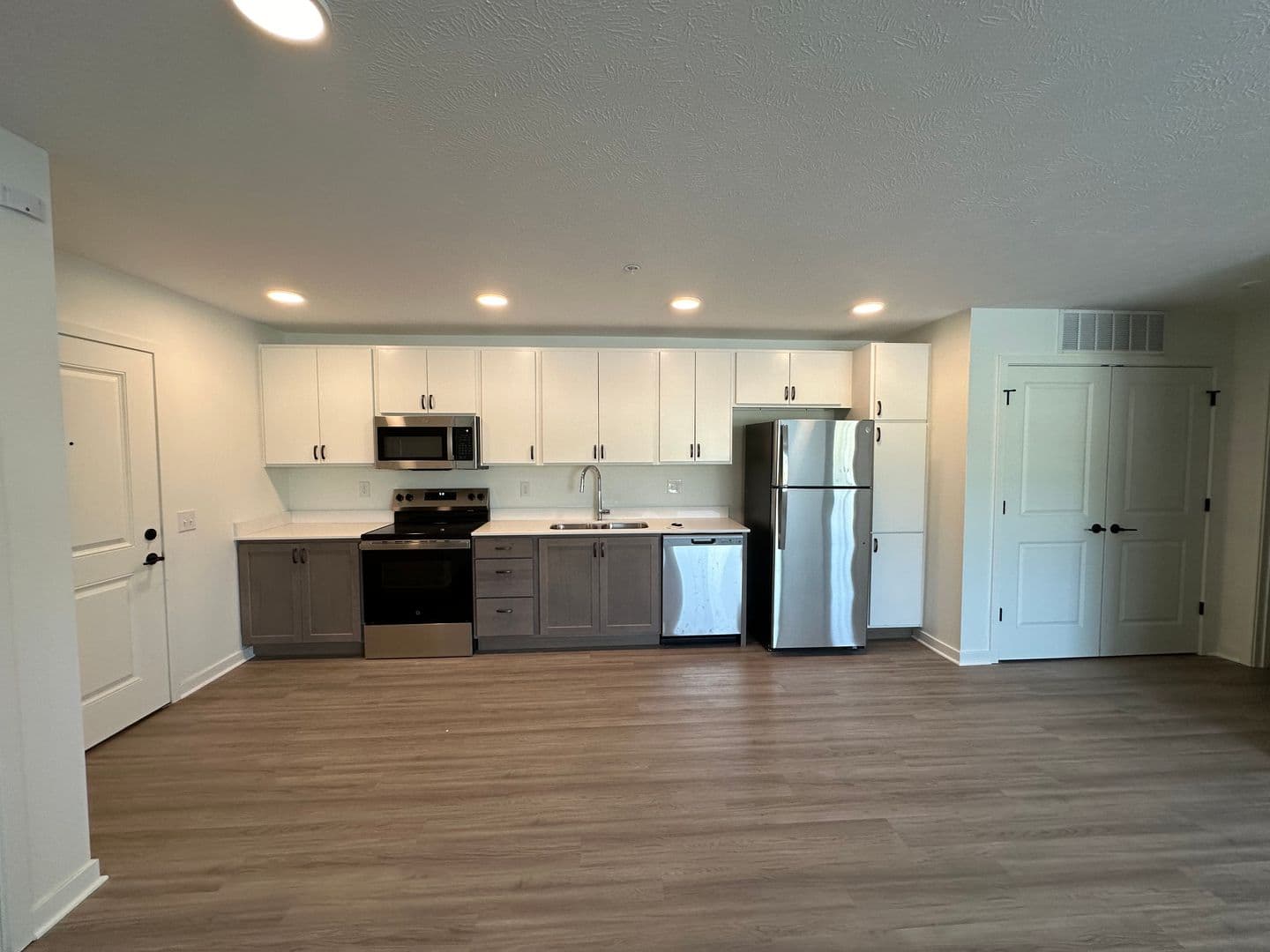 Lincoln Apartment: 445 W Sanctuary Road #100