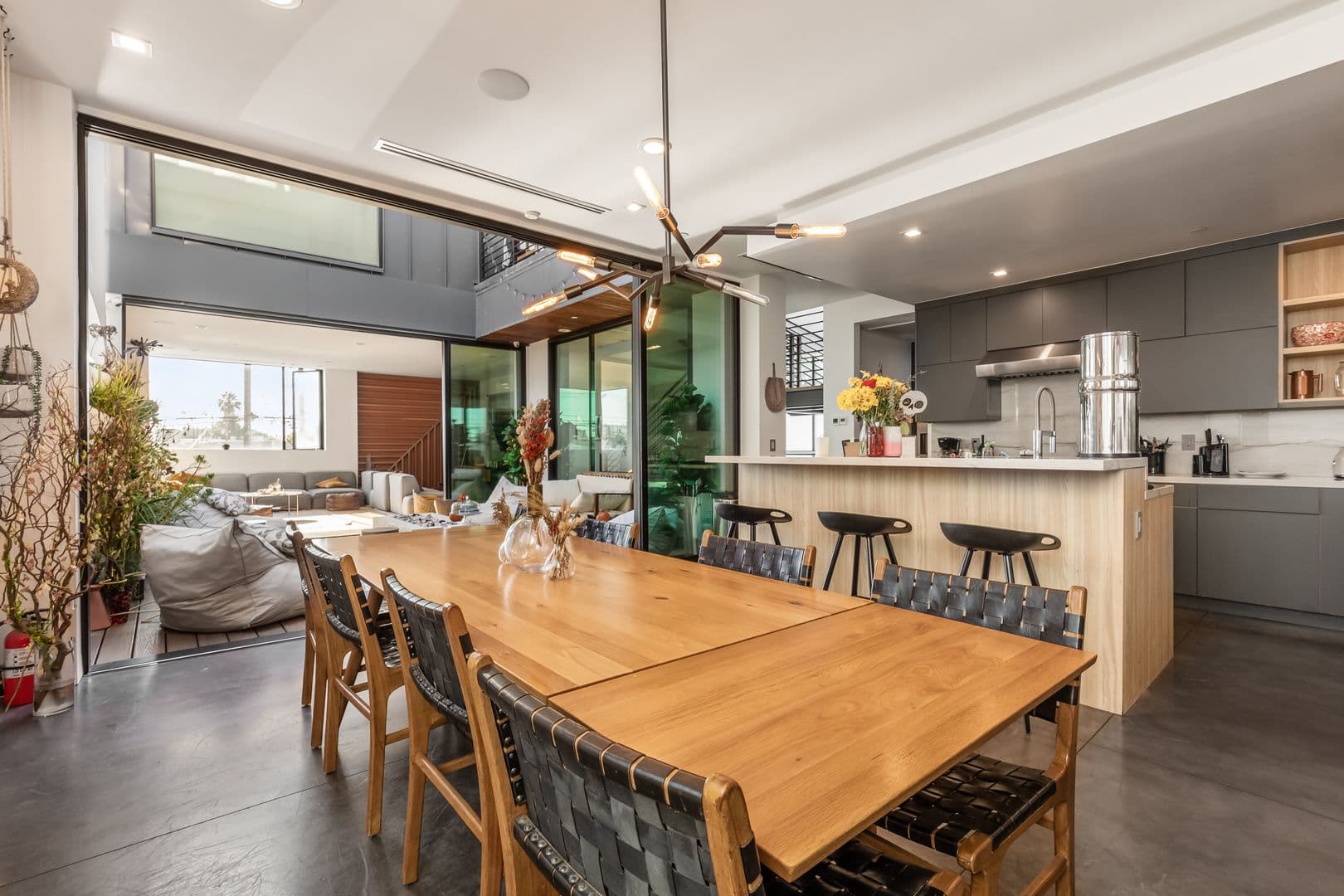 Venice Apartment: 2478 Penmar Ave