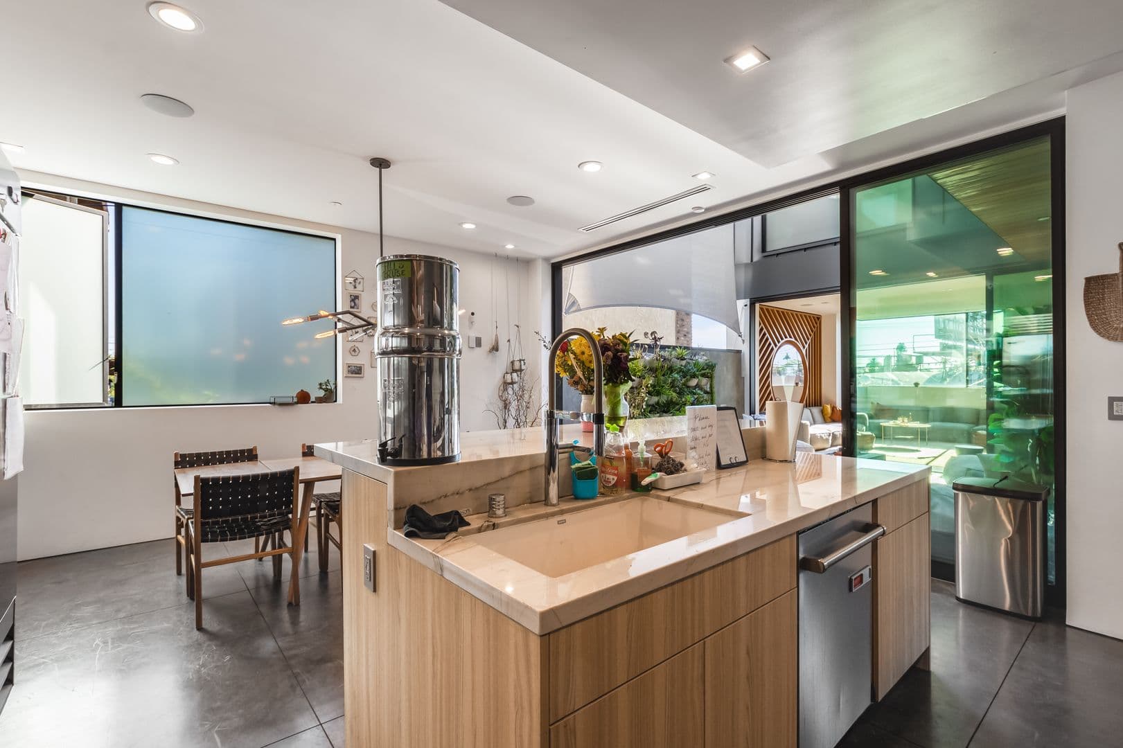 Venice Apartment: 2478 Penmar Ave