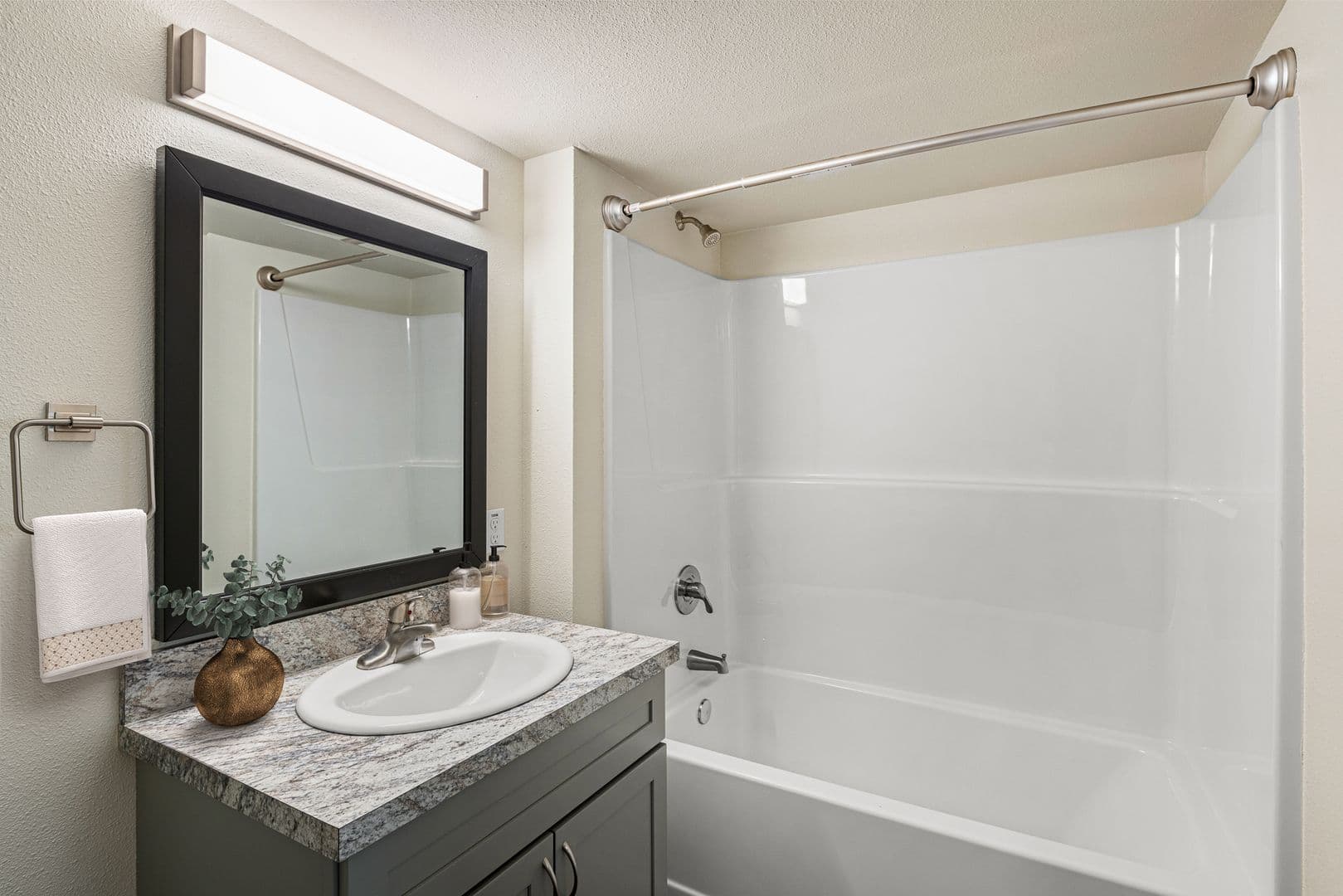 Eugene Apartment: 979 Patterson Street
