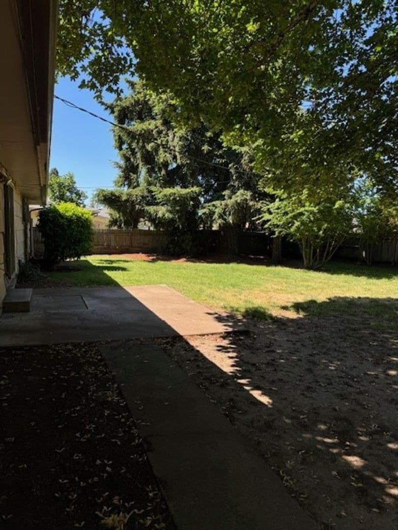 Eugene House: 1800 Linwood Street