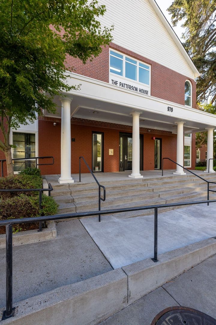 Eugene Apartment: 979 Patterson Street