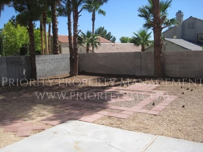 Henderson House: 2052 Waverly Circle
