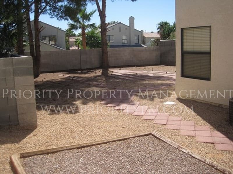 Henderson House: 2052 Waverly Circle