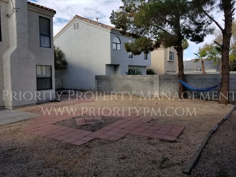 Henderson House: 2052 Waverly Circle