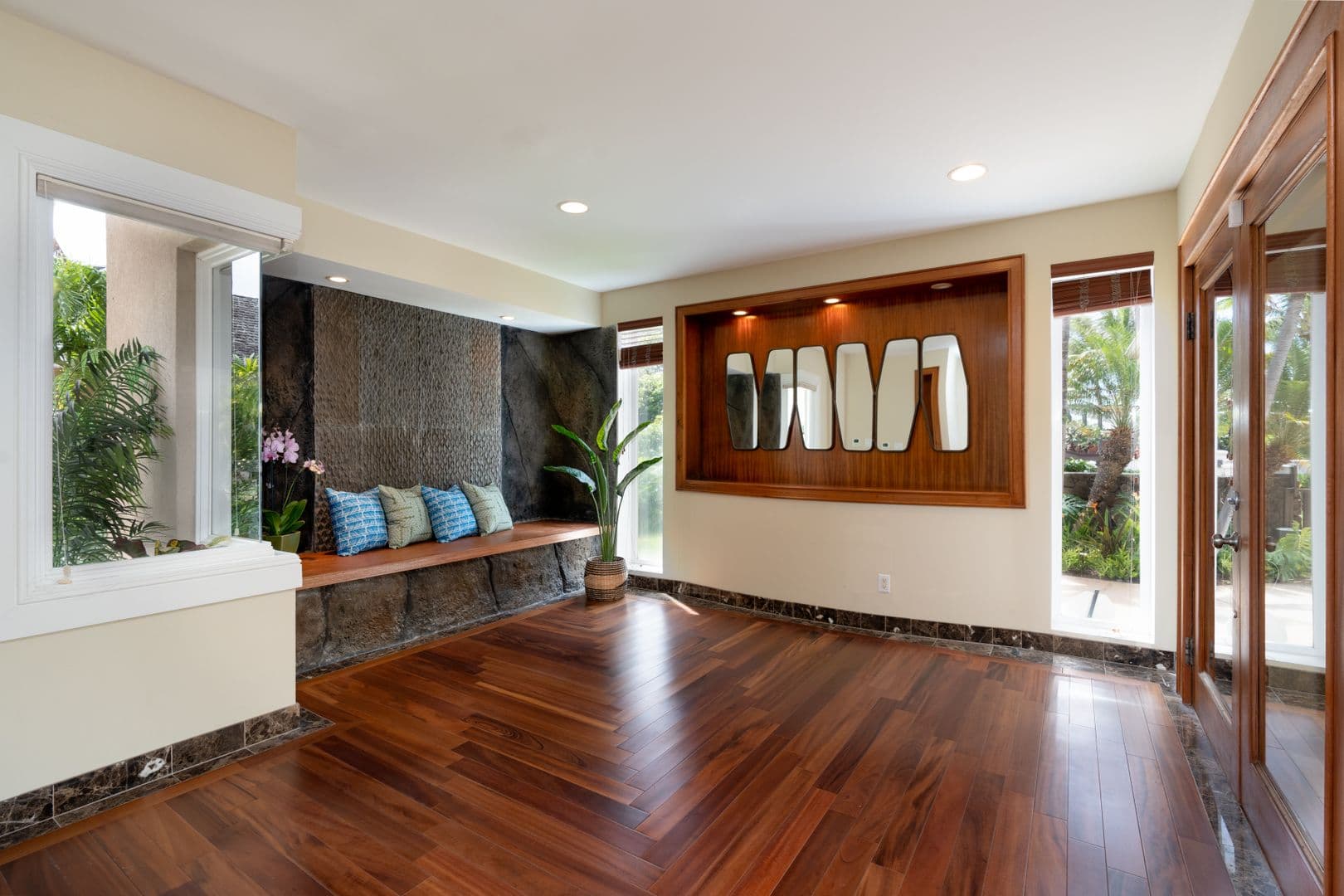 Honolulu House: 260 Portlock Rd.
