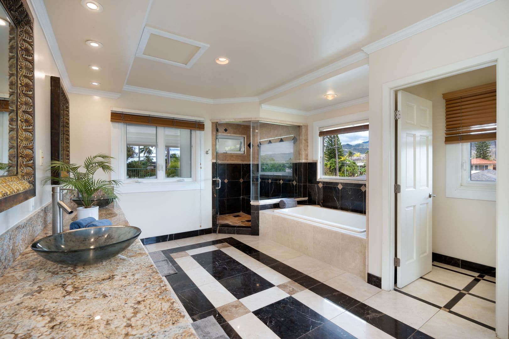 Honolulu House: 260 Portlock Rd.