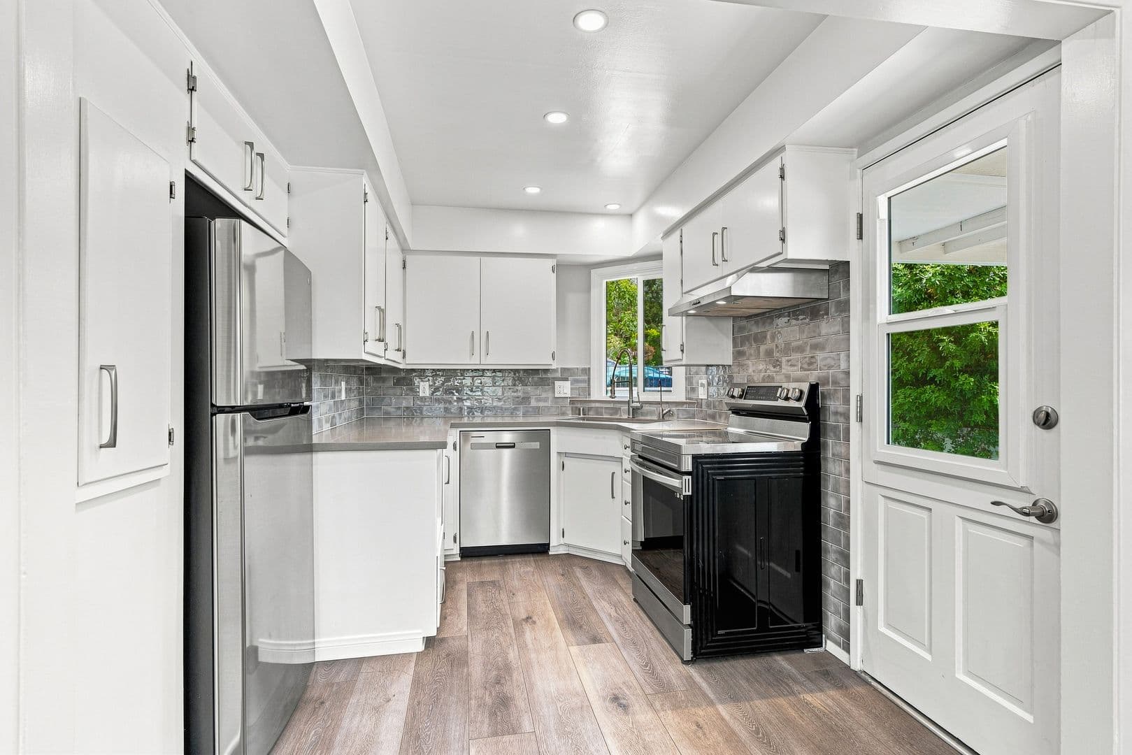 Sierra Madre Apartment: 259 - 261  Sturtevant Dr