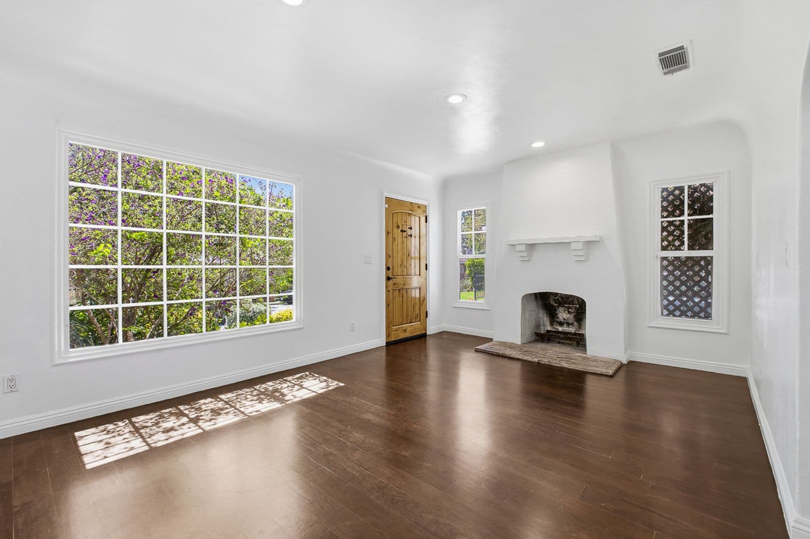 Altadena House: 585 W. Calaveras St