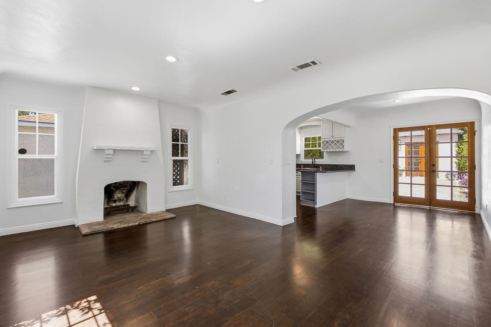 Altadena House: 585 W. Calaveras St