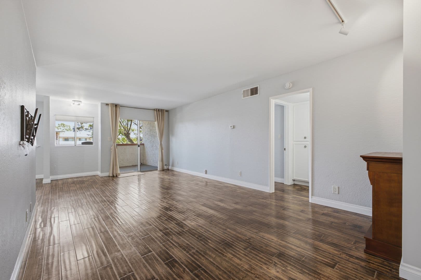 Pasadena Condo: 2444 E. Del Mar Blvd