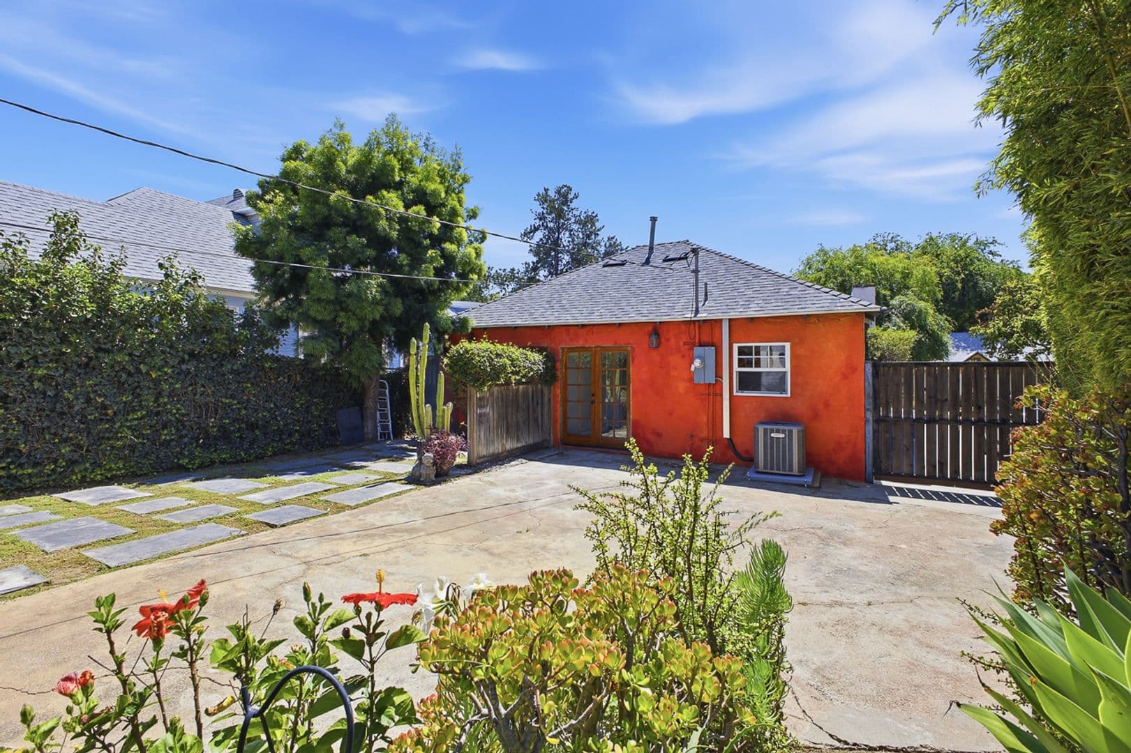 Altadena House: 585 W. Calaveras St