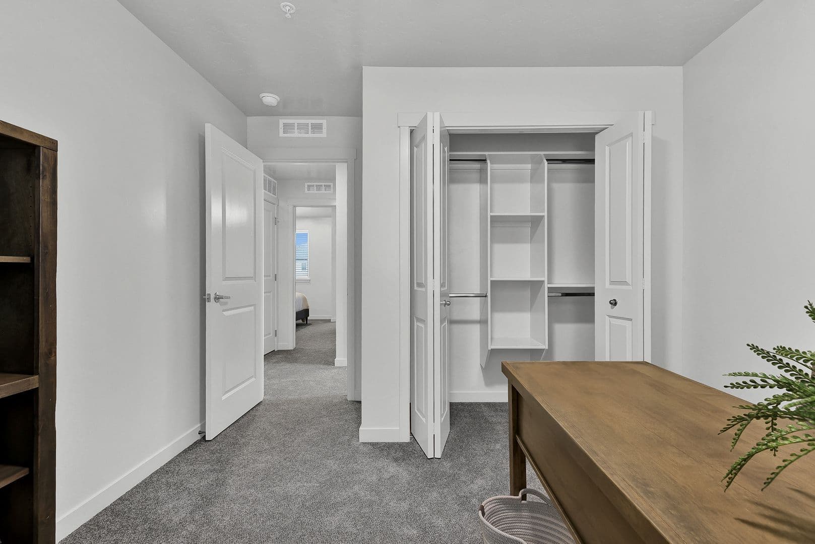 Meridian Apartment: 4077 S Lone Pine Way