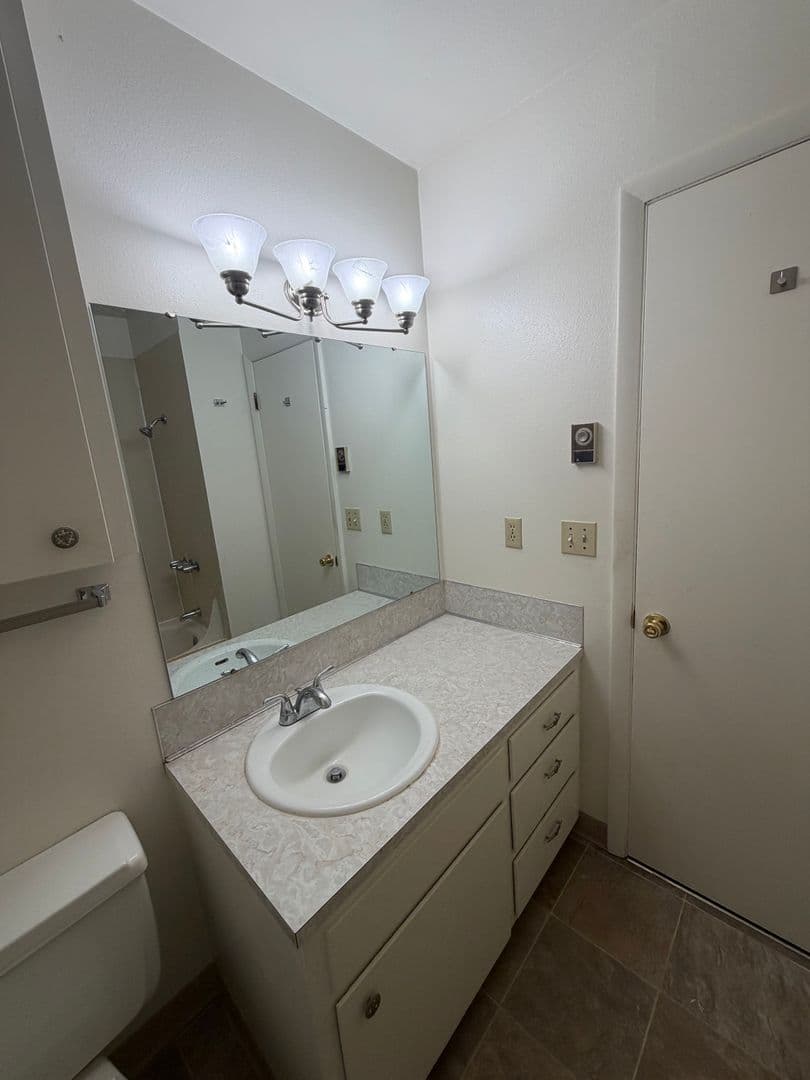 Boise Apartment: 1933-1939 W. Potter Dr.