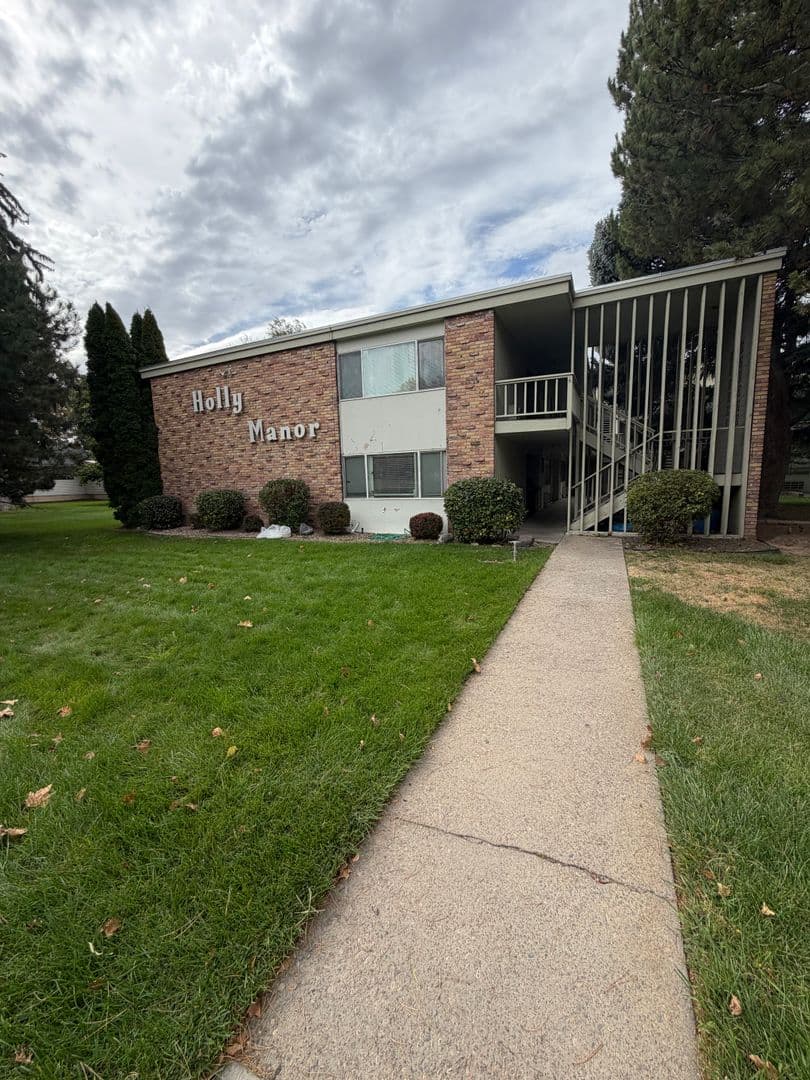 Nampa Apartment: 401 S Holly St