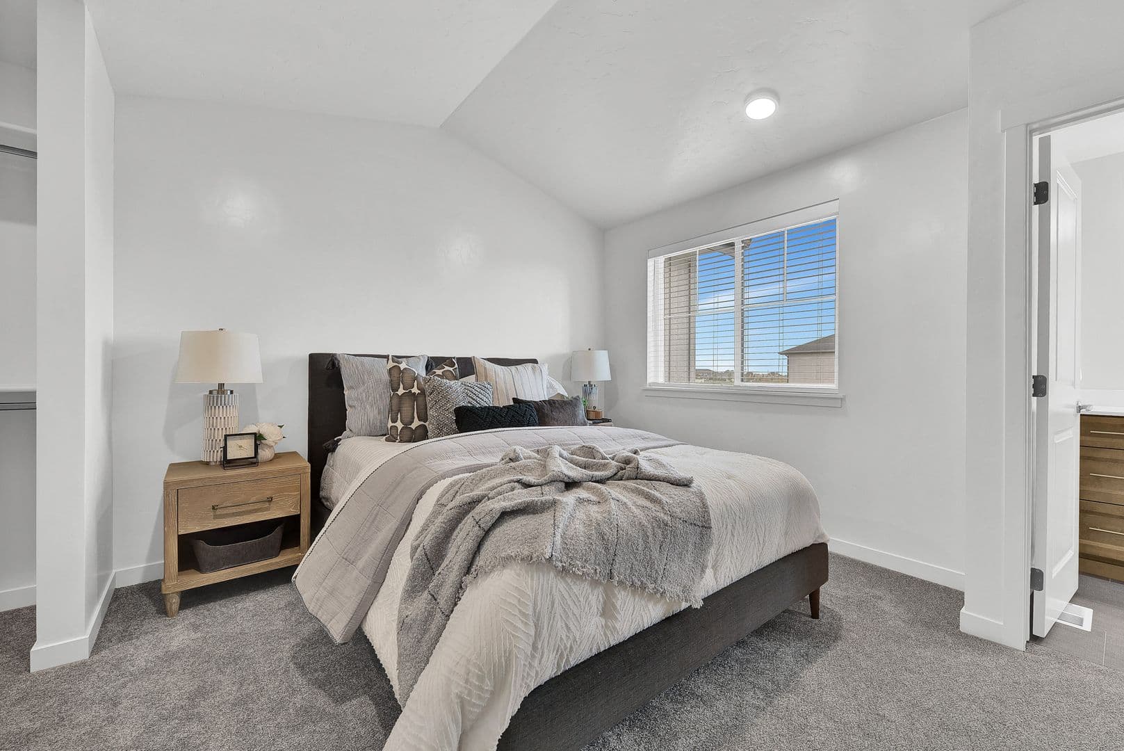 Meridian Apartment: 4077 S Lone Pine Way