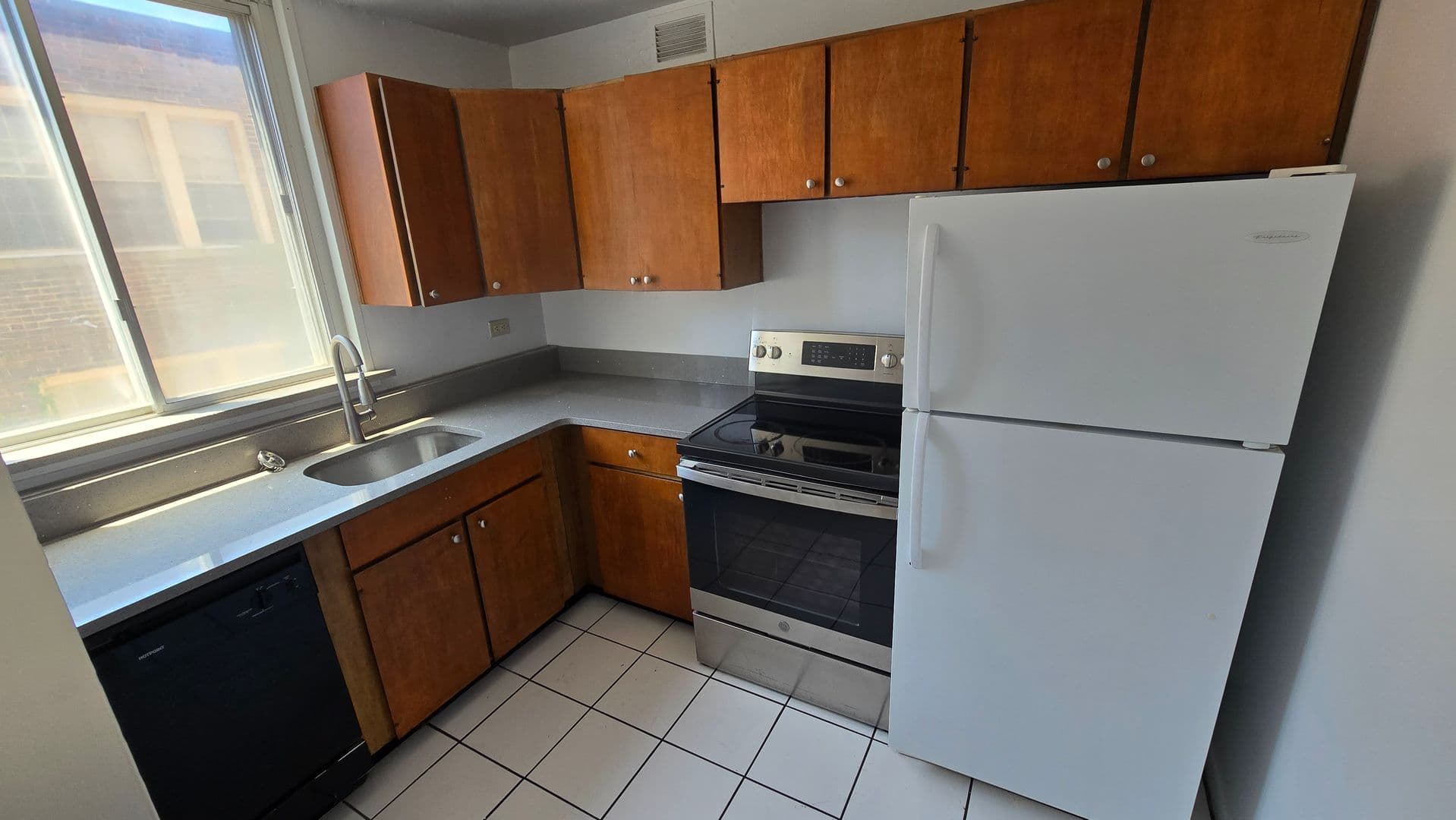 Evanston Apartment: 1616 Hinman Avenue
