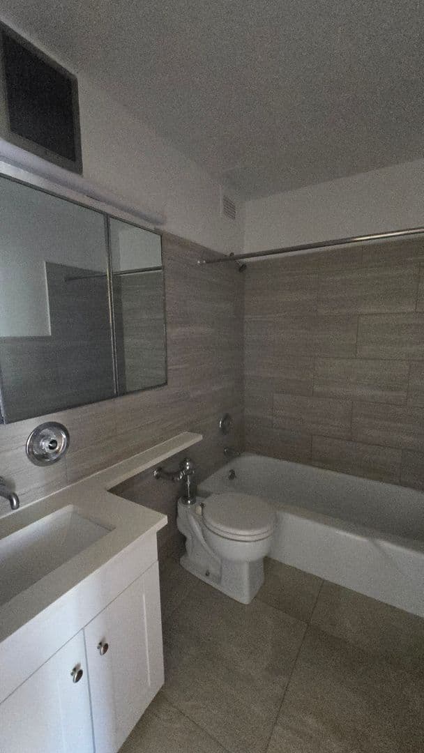 Evanston Apartment: 1616 Hinman Avenue