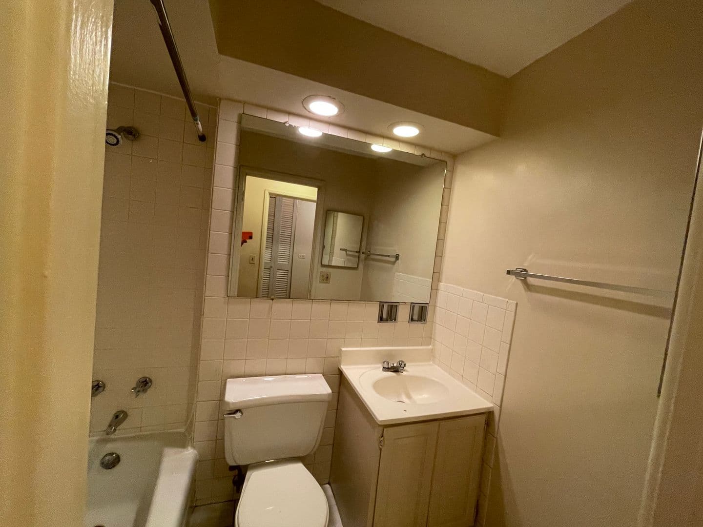 Chicago Apartment: 421-31 W. Barry