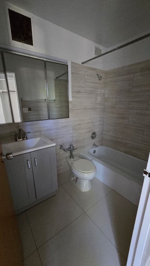 Evanston Apartment: 1616 Hinman Avenue