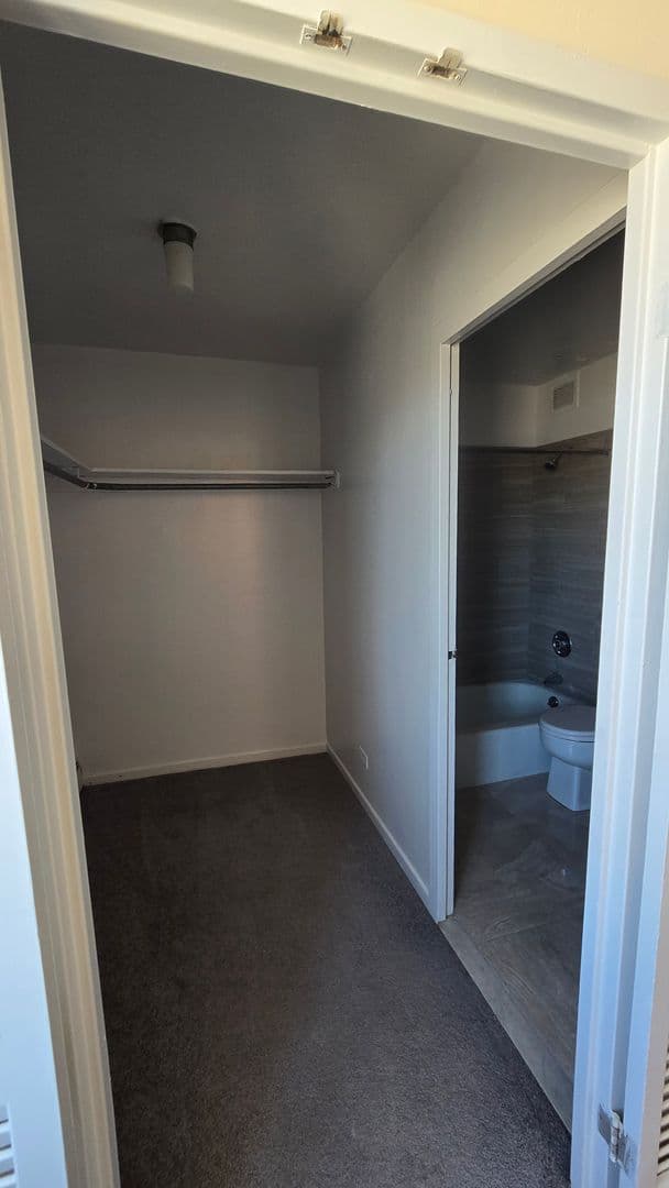 Evanston Apartment: 1616 Hinman Avenue