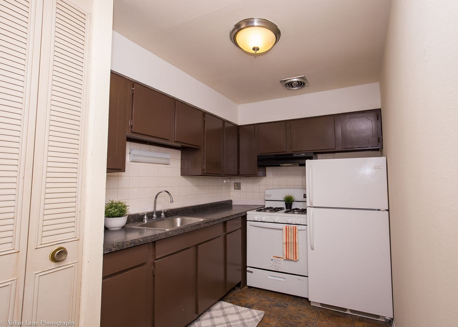 Chicago Apartment: 421-31 W. Barry