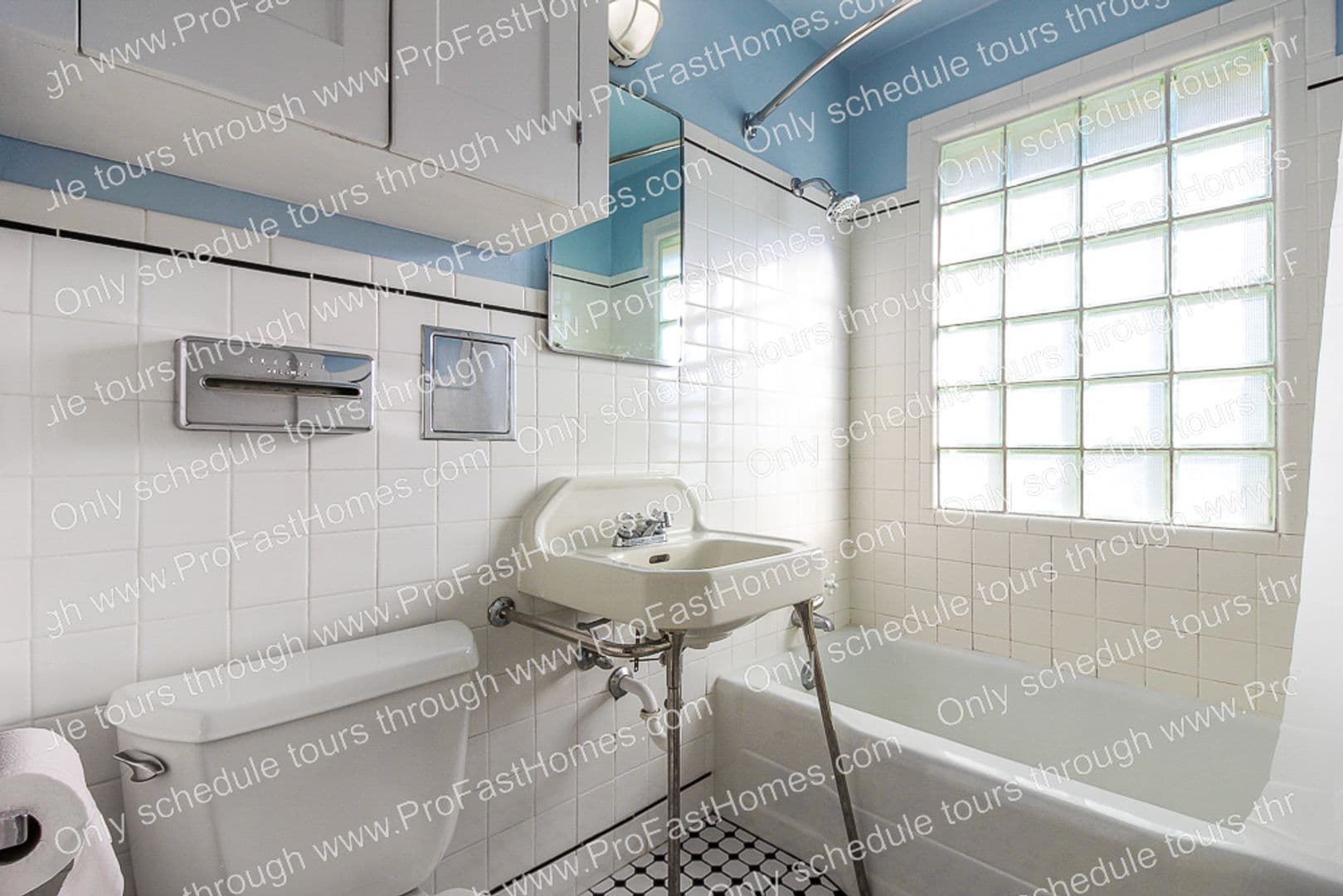 Portland House: 616 SW Moss St