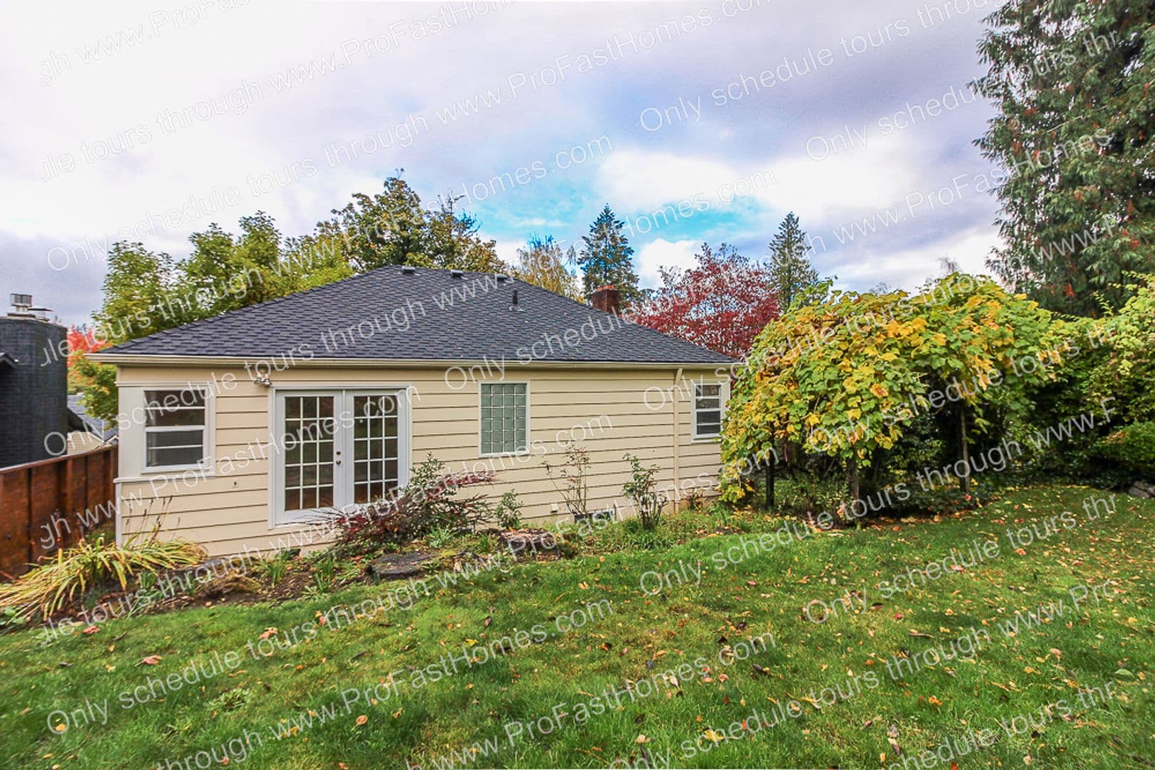 Portland House: 616 SW Moss St