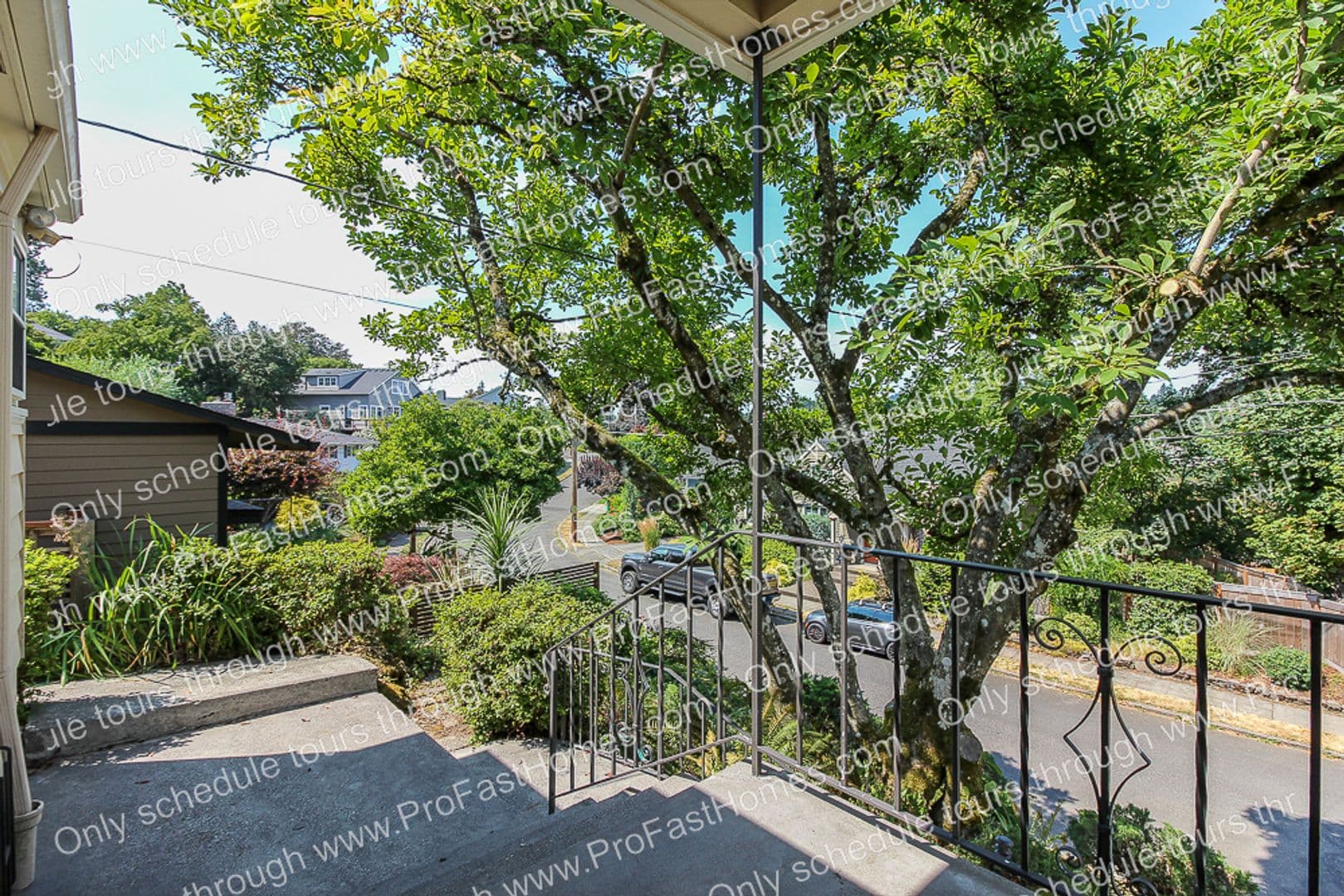 Portland House: 616 SW Moss St