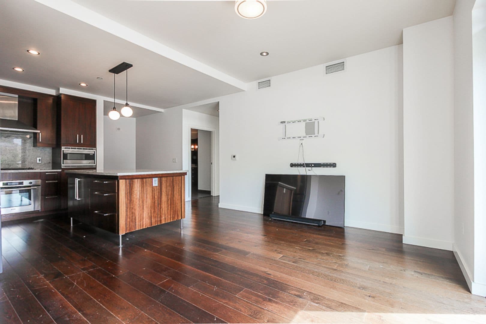 Portland Apartment: 2351 NW Westover Rd - Unit 404
