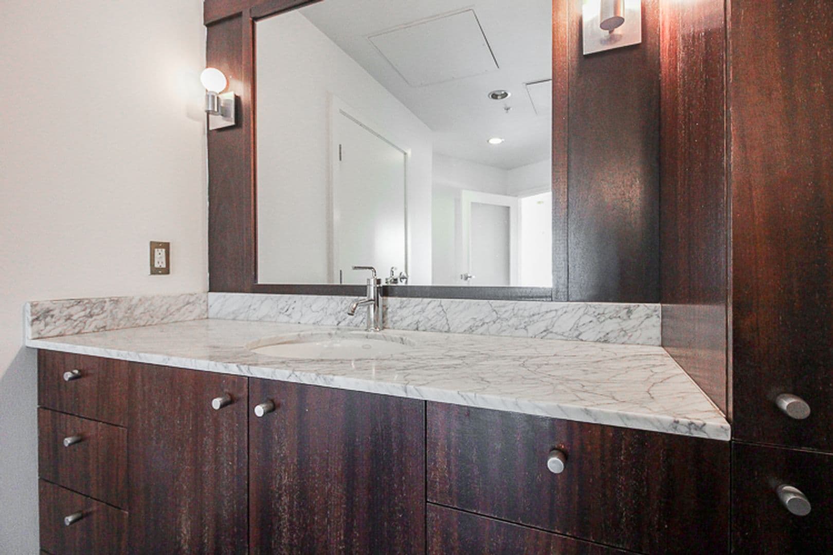 Portland Apartment: 2351 NW Westover Rd - Unit 404