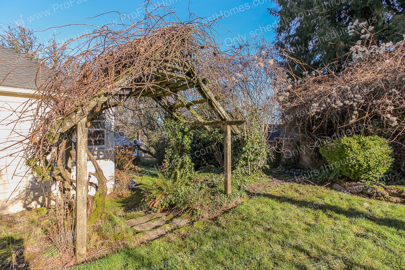 Portland House: 616 SW Moss St