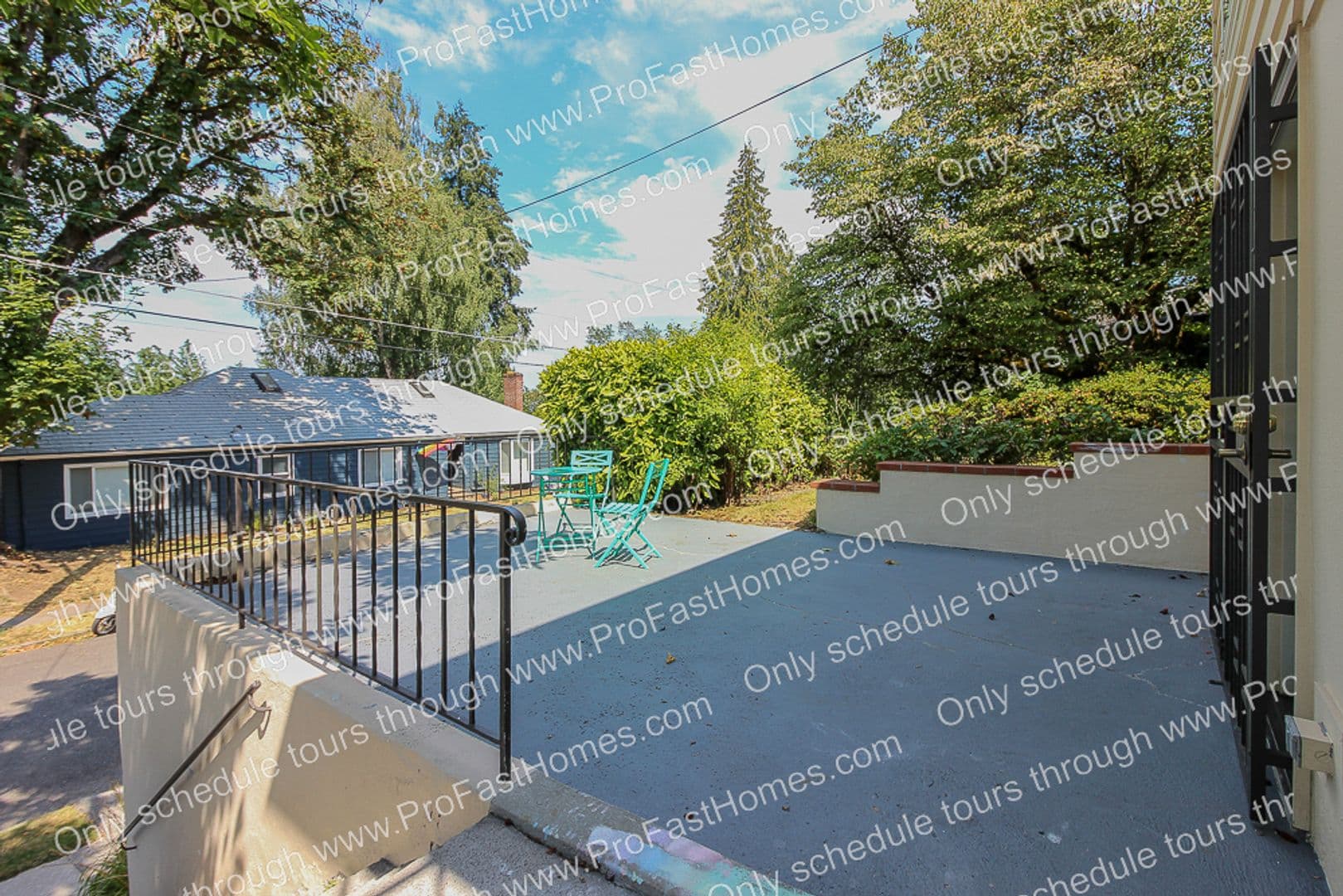 Portland House: 616 SW Moss St