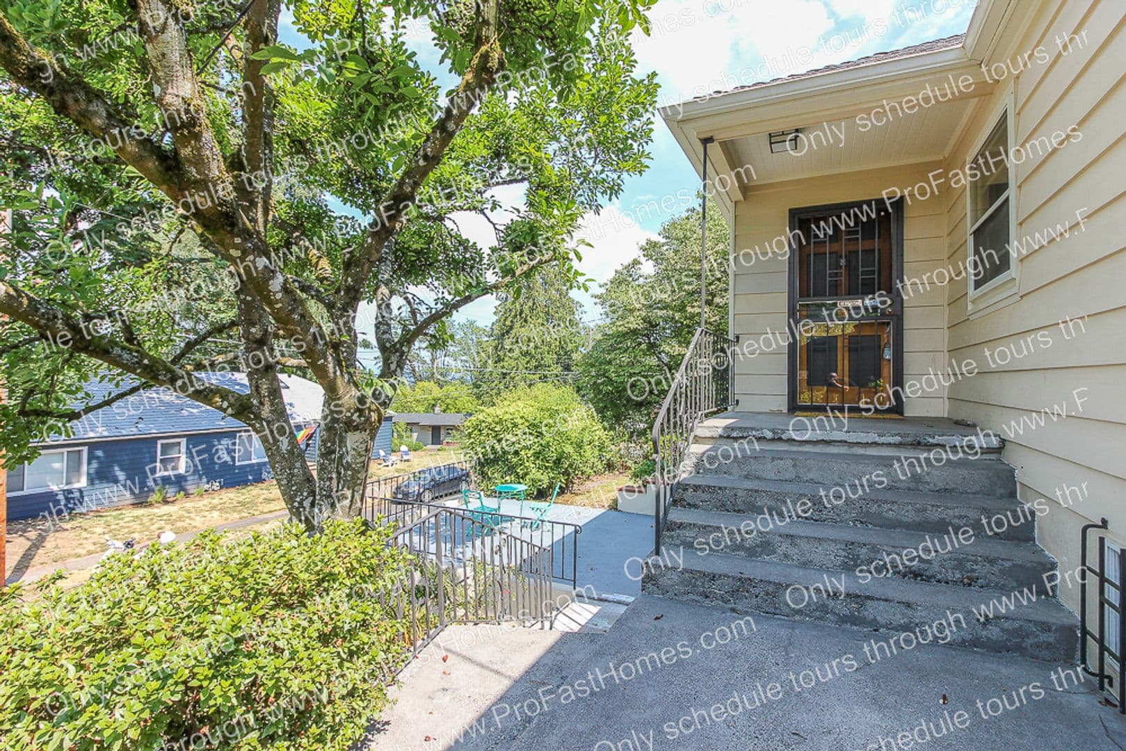 Portland House: 616 SW Moss St