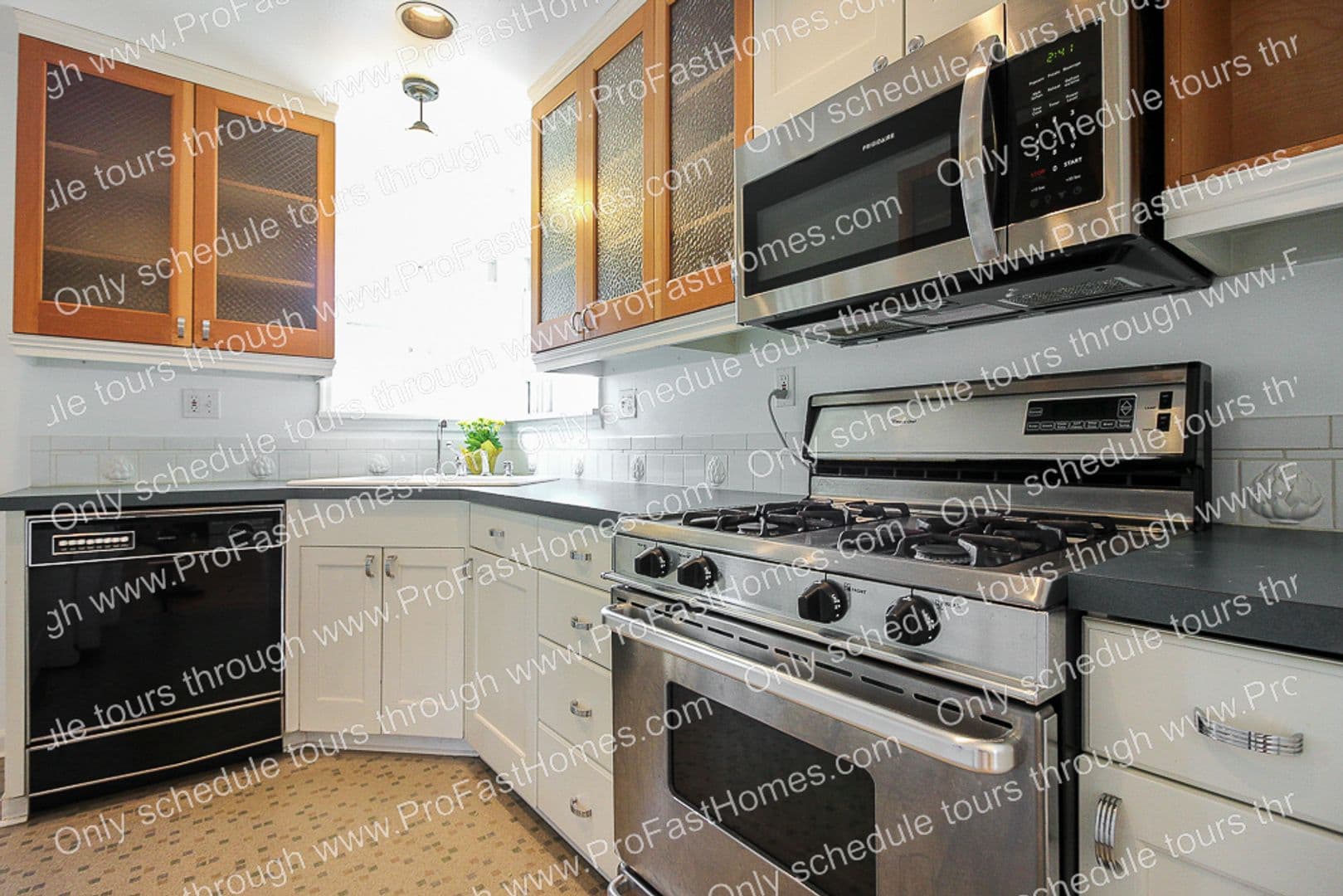 Portland House: 616 SW Moss St