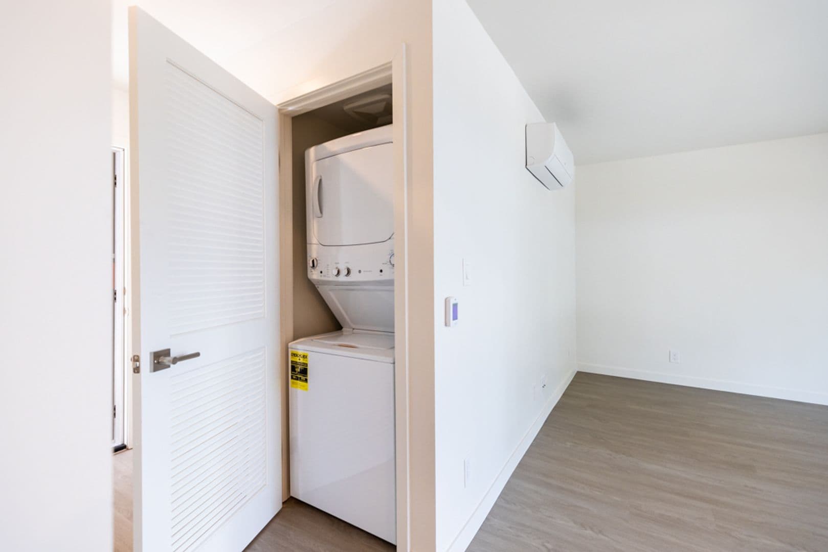 Del Mar Apartment: 615 Stratford Court