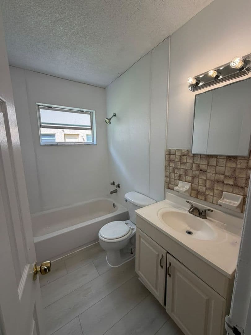 Hallandale Apartment: 401-407 NW 2nd St