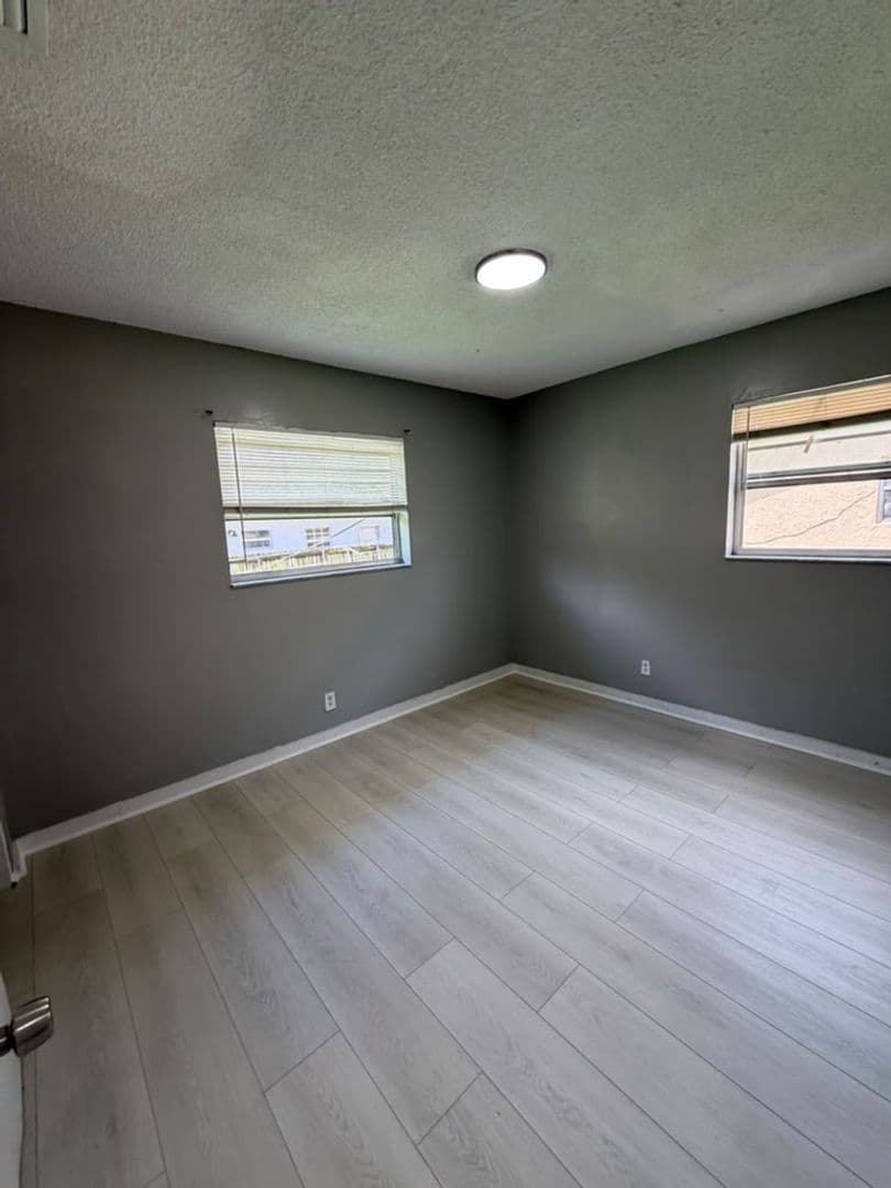 Hallandale Apartment: 401-407 NW 2nd St