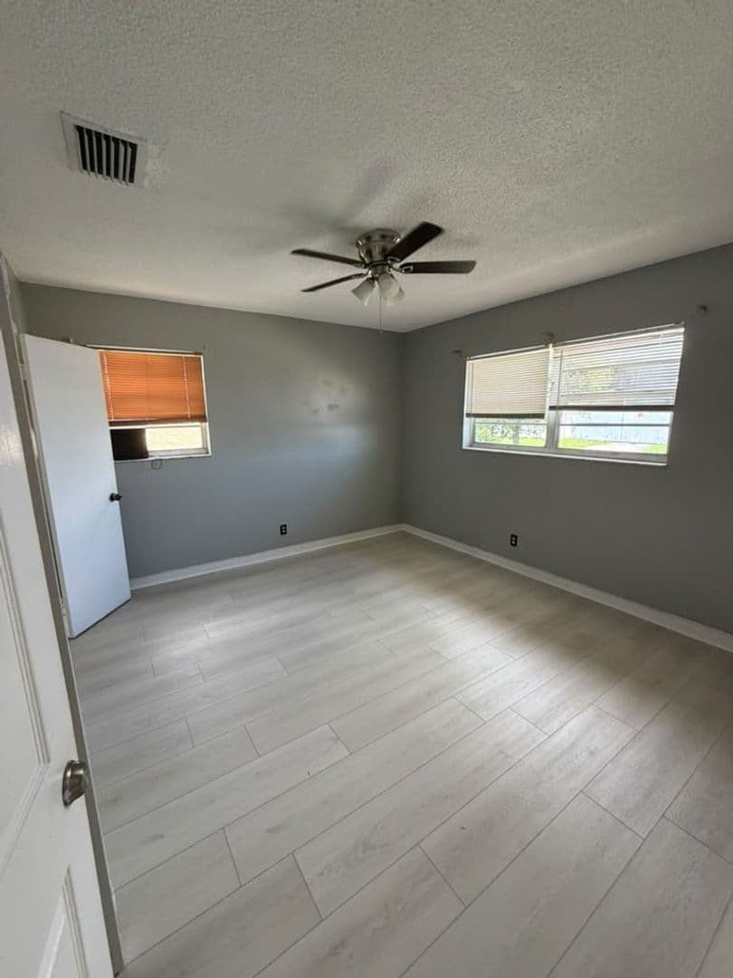 Hallandale Apartment: 401-407 NW 2nd St