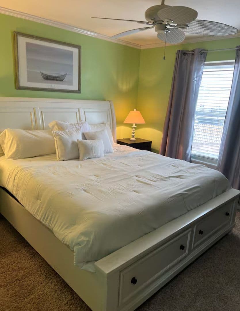 Surf City House: 918 N New River Dr
