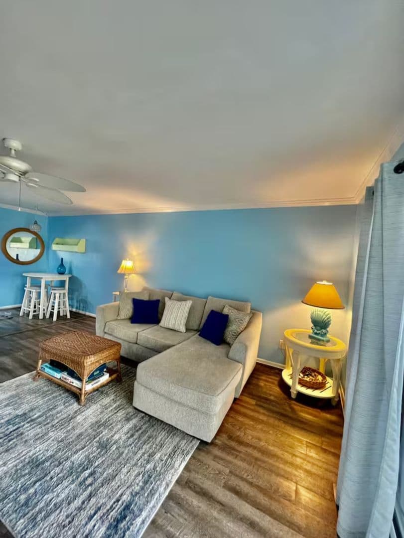Surf City House: 918 N New River Dr