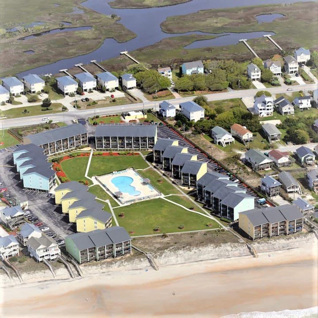 Surf City House: 918 N New River Dr