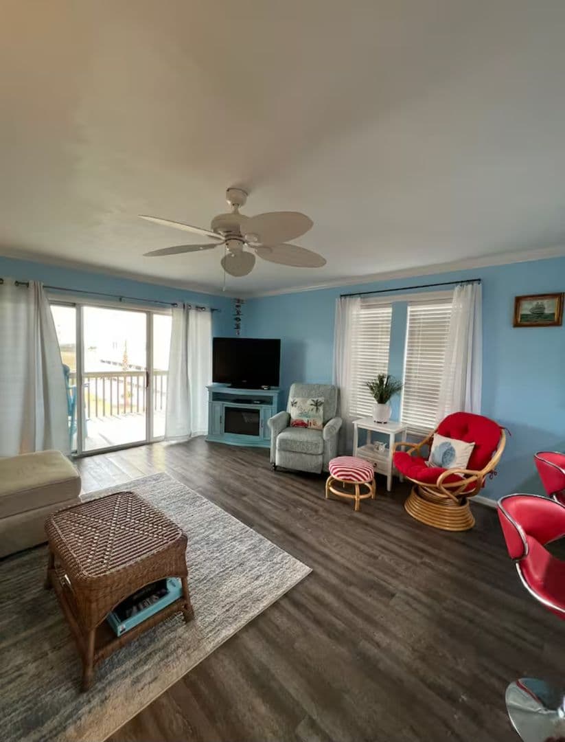 Surf City House: 918 N New River Dr