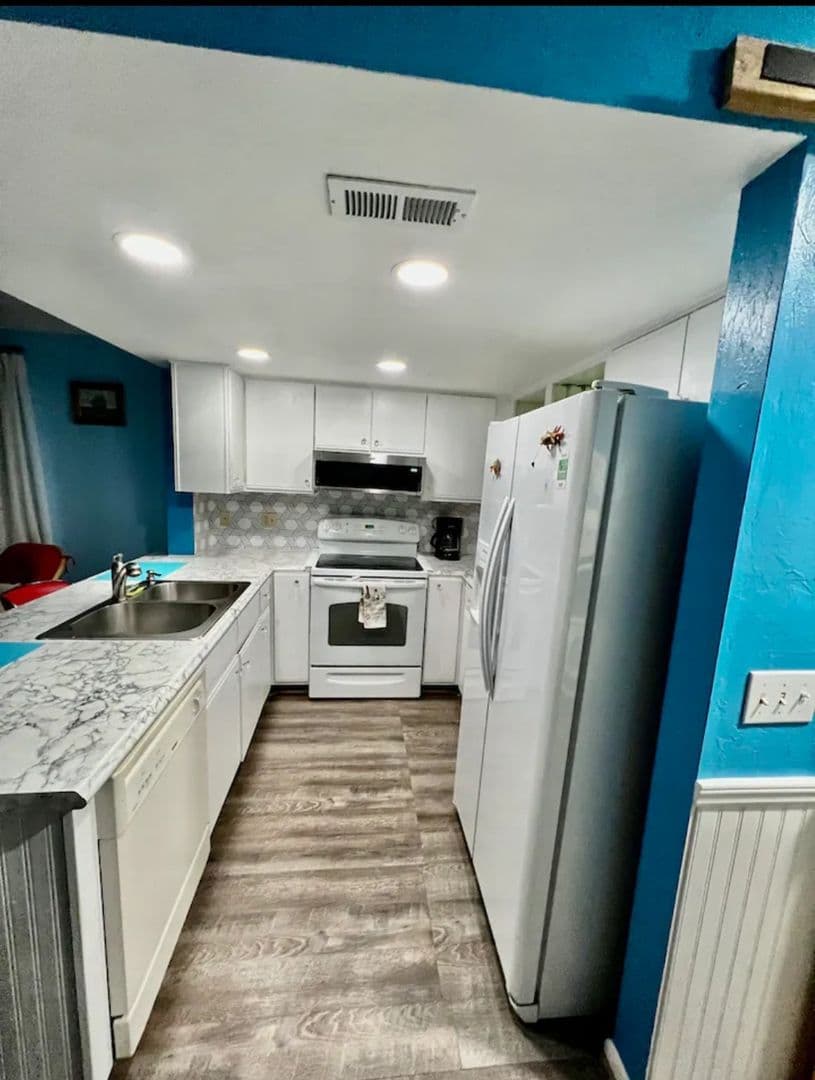 Surf City House: 918 N New River Dr