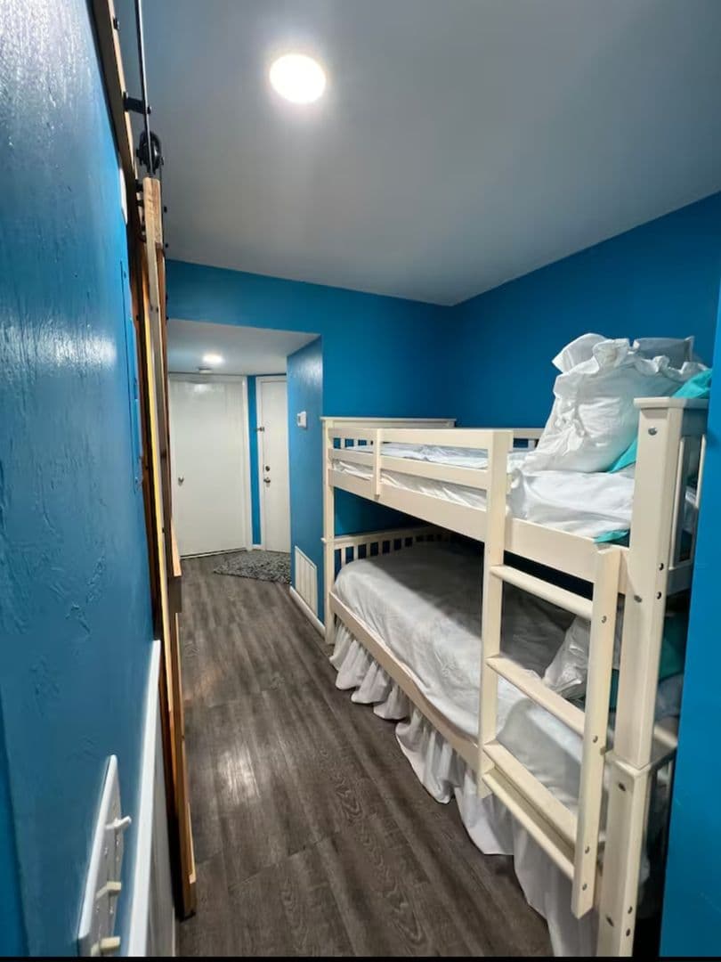 Surf City House: 918 N New River Dr