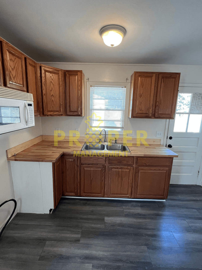 Dayton House: 227 E Parkwood Dr
