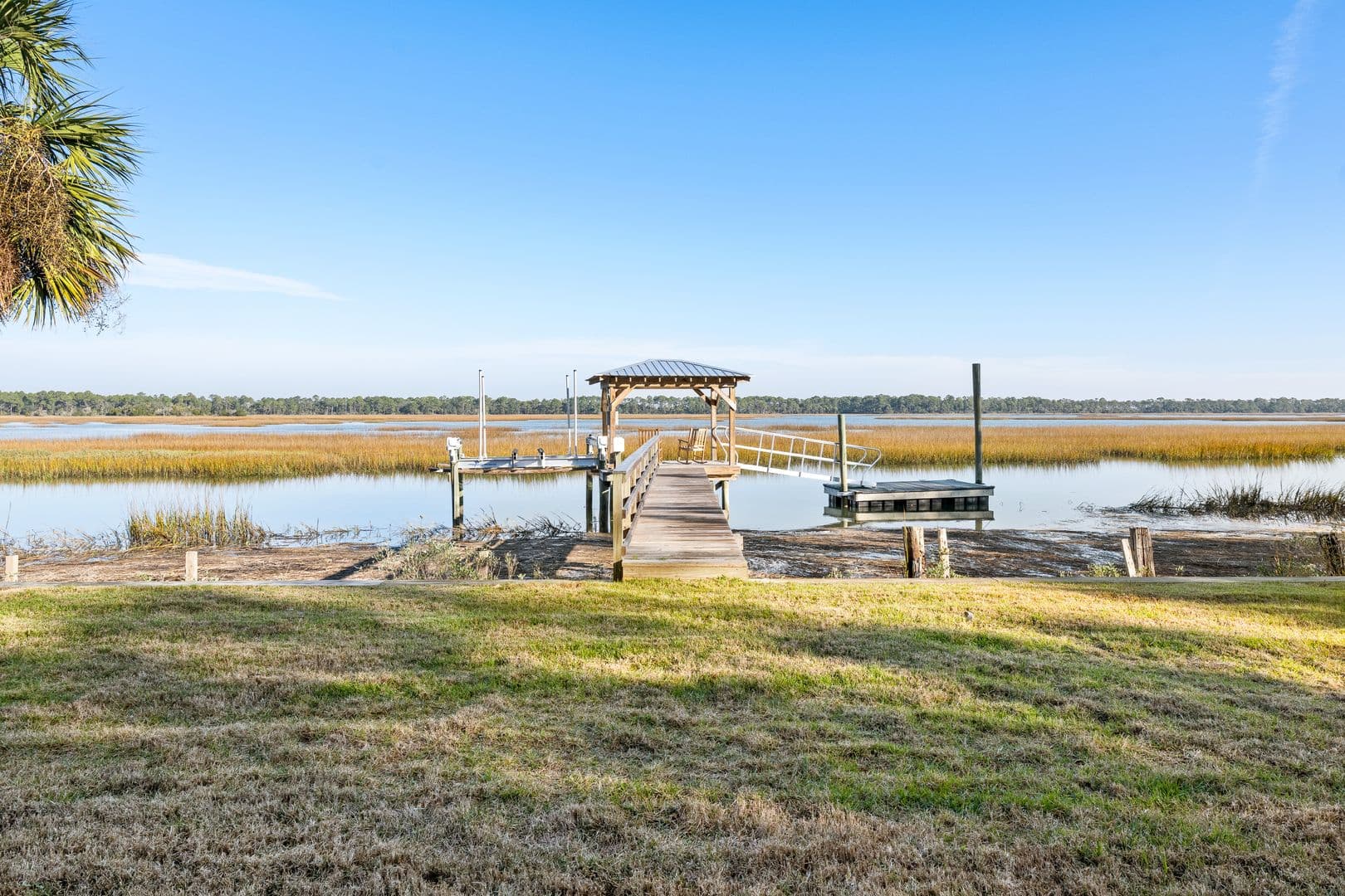 Charleston House: 1532 Oak Island Drive