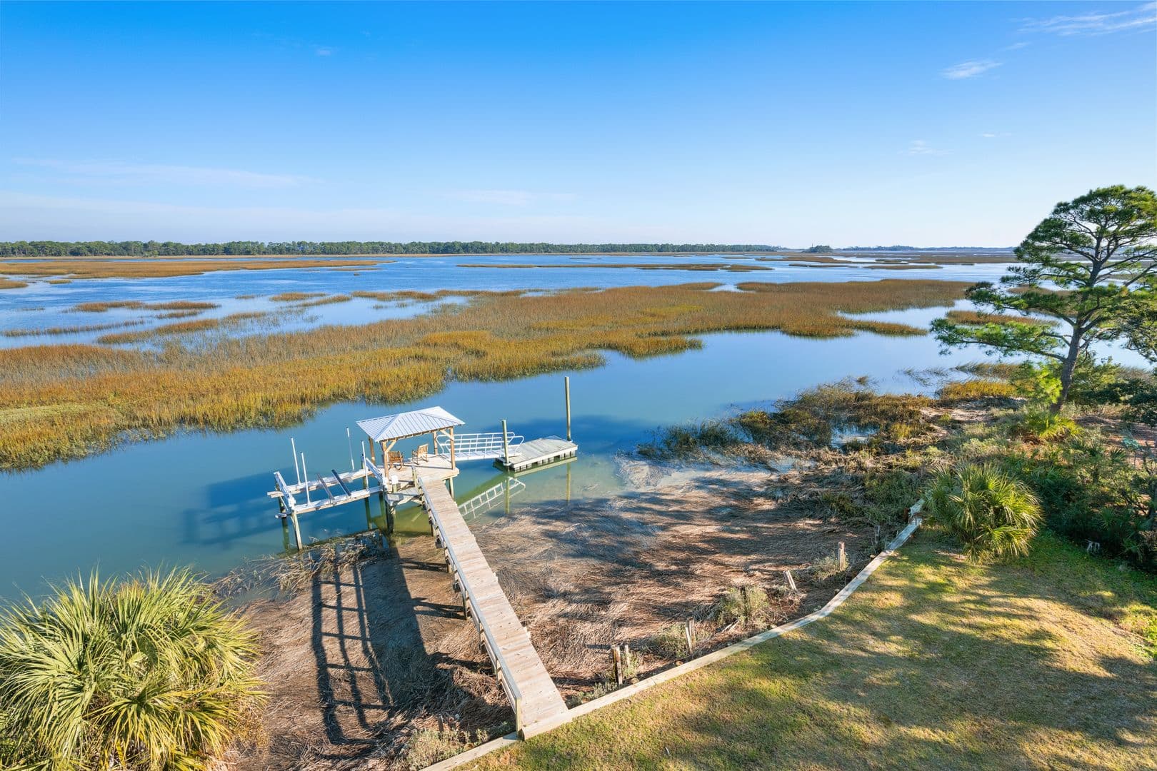 Charleston House: 1532 Oak Island Drive