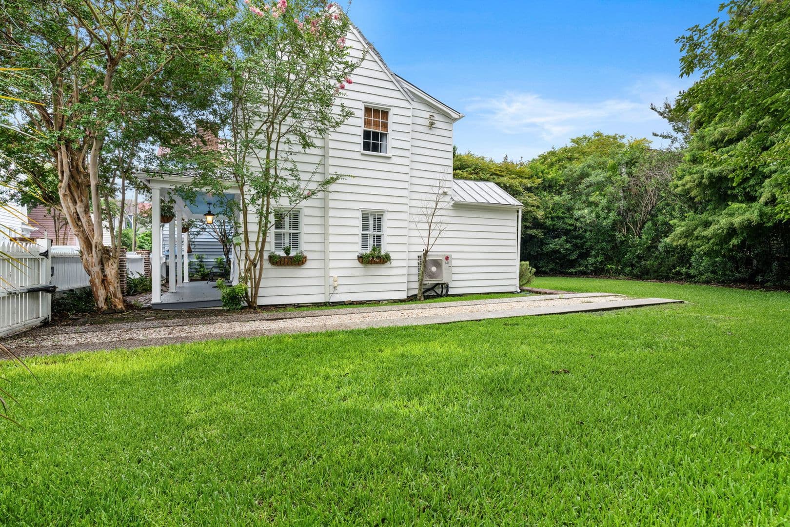 Charleston House: 25 Sires Street