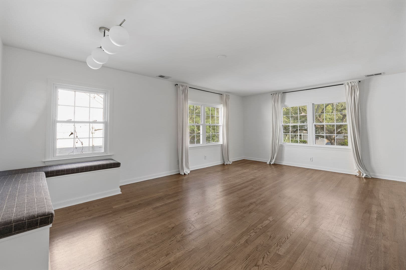 Charleston House: 68 Dunnemann Ave